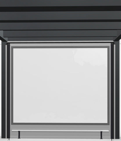 Op de palen binnenkant met caravanrails en ritsen